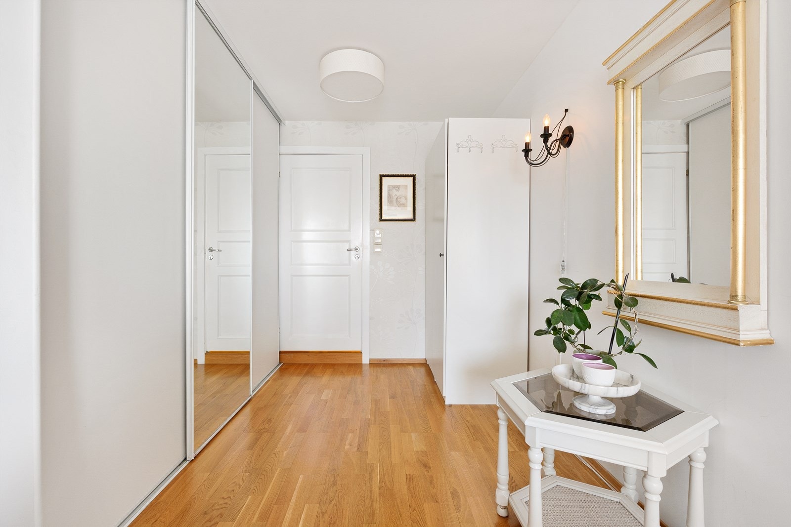 Godt med skapinnredning på hovedsoverom. Direkte adkomst til bad/wc/vaskerom. Galleribilde