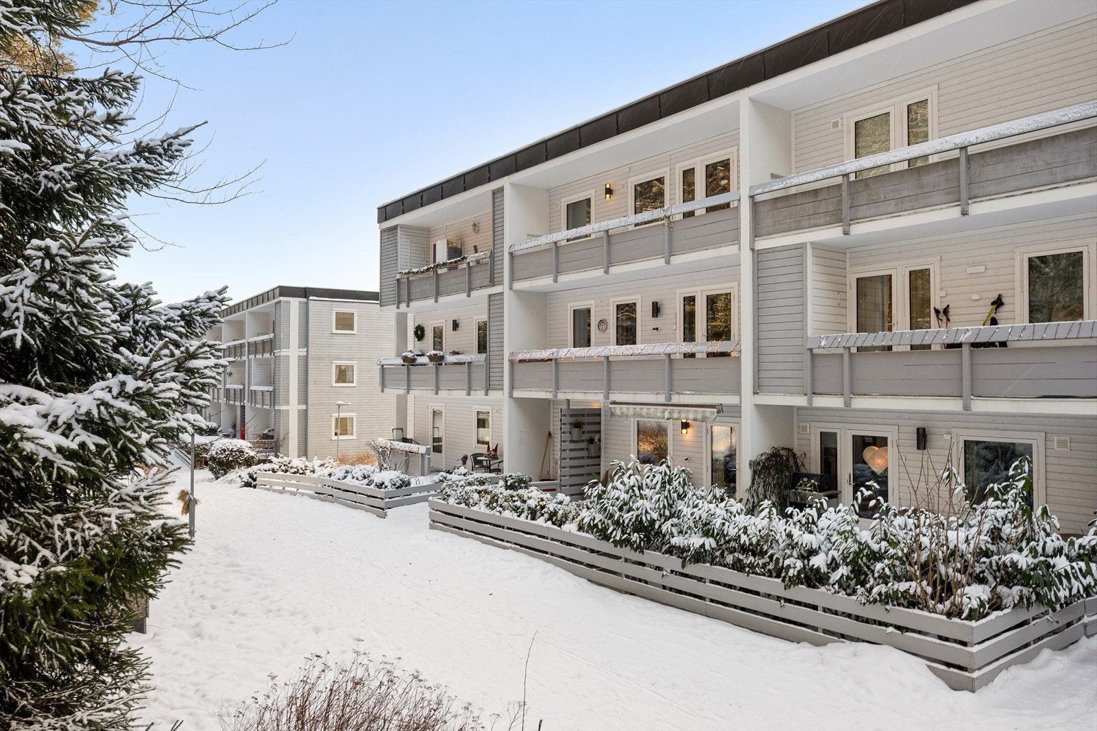 Beliggenheten er svært barnevennlig med Grindbakken barneskole på andre siden av skogholtet. Galleribilde