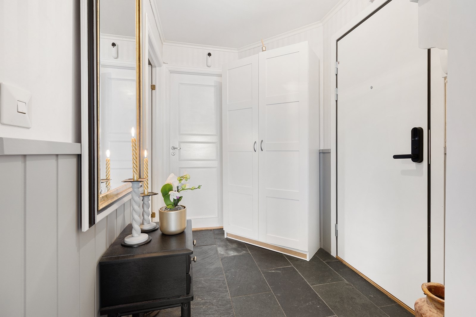 Velkommen inn til en lys og flislagt entré. Galleribilde