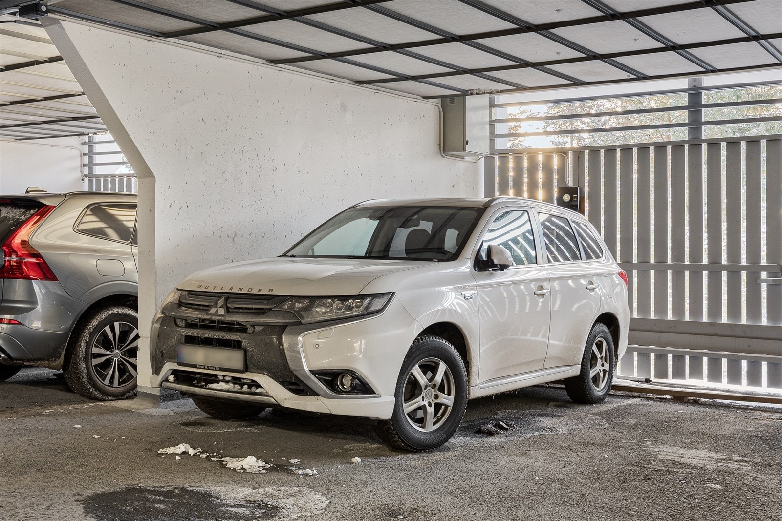 Til leiligheten følger en garasjeplass med elbil-lader. Galleribilde