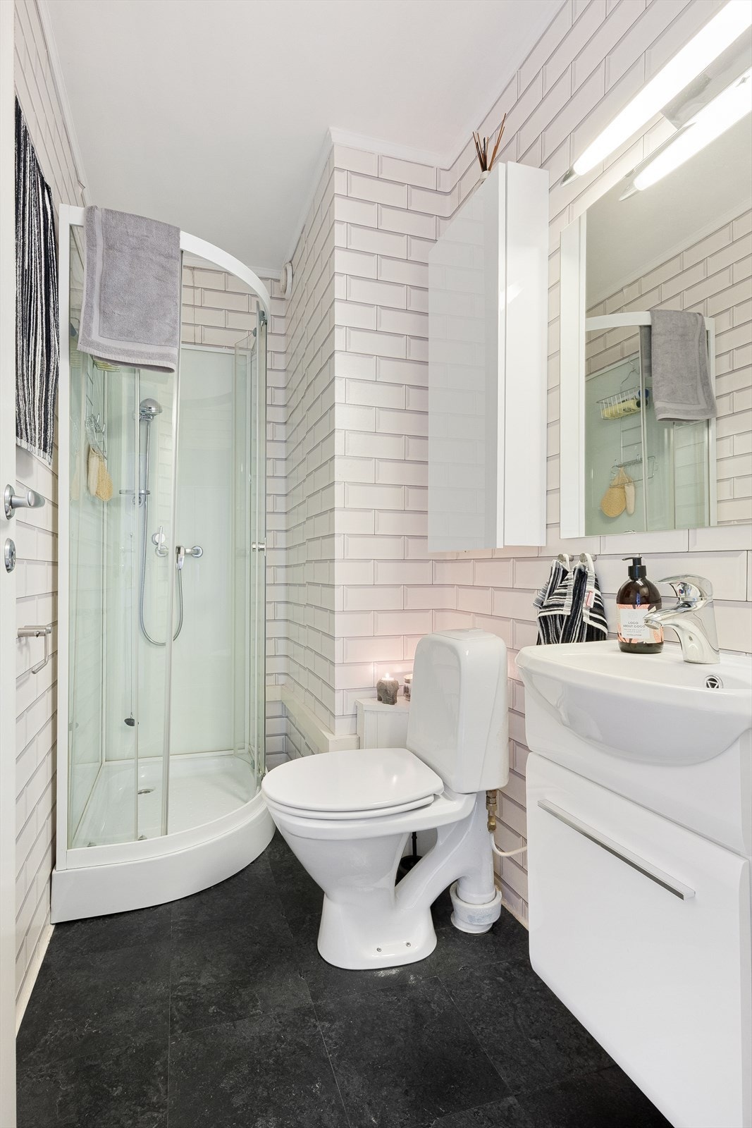 I tilknytning til entreen ligger et pent dusjbad. Galleribilde