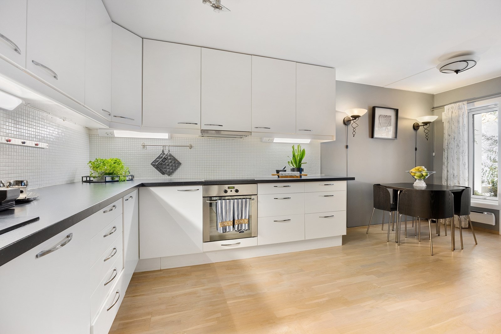 Pent hvit kjøkkeninnredning fra 2024 med slette fronter. Nytt kjøleskap og oppvaskmaskin fra 2022. Kjøkkenet har utgang til fin markterrasse med praktisk port til fellesareal. Galleribilde