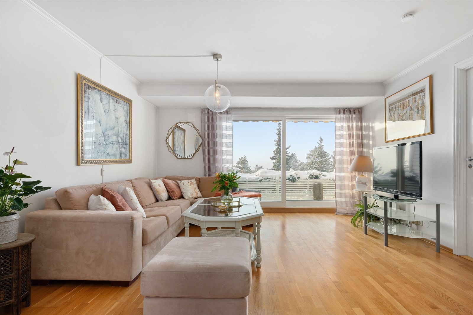 Luftig stue med rom for både tv-kos og sosiale sammenkomster. Galleribilde