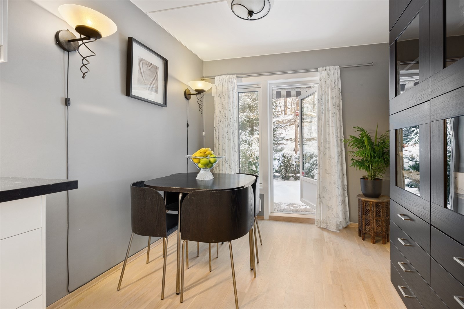 Direkte utgang til hyggelig markterrasse og hagedel. Uvanlig romslig 3-roms med villa-følelse, stillhet og direkte adgang til Nordmarkas løypenett. Galleribilde