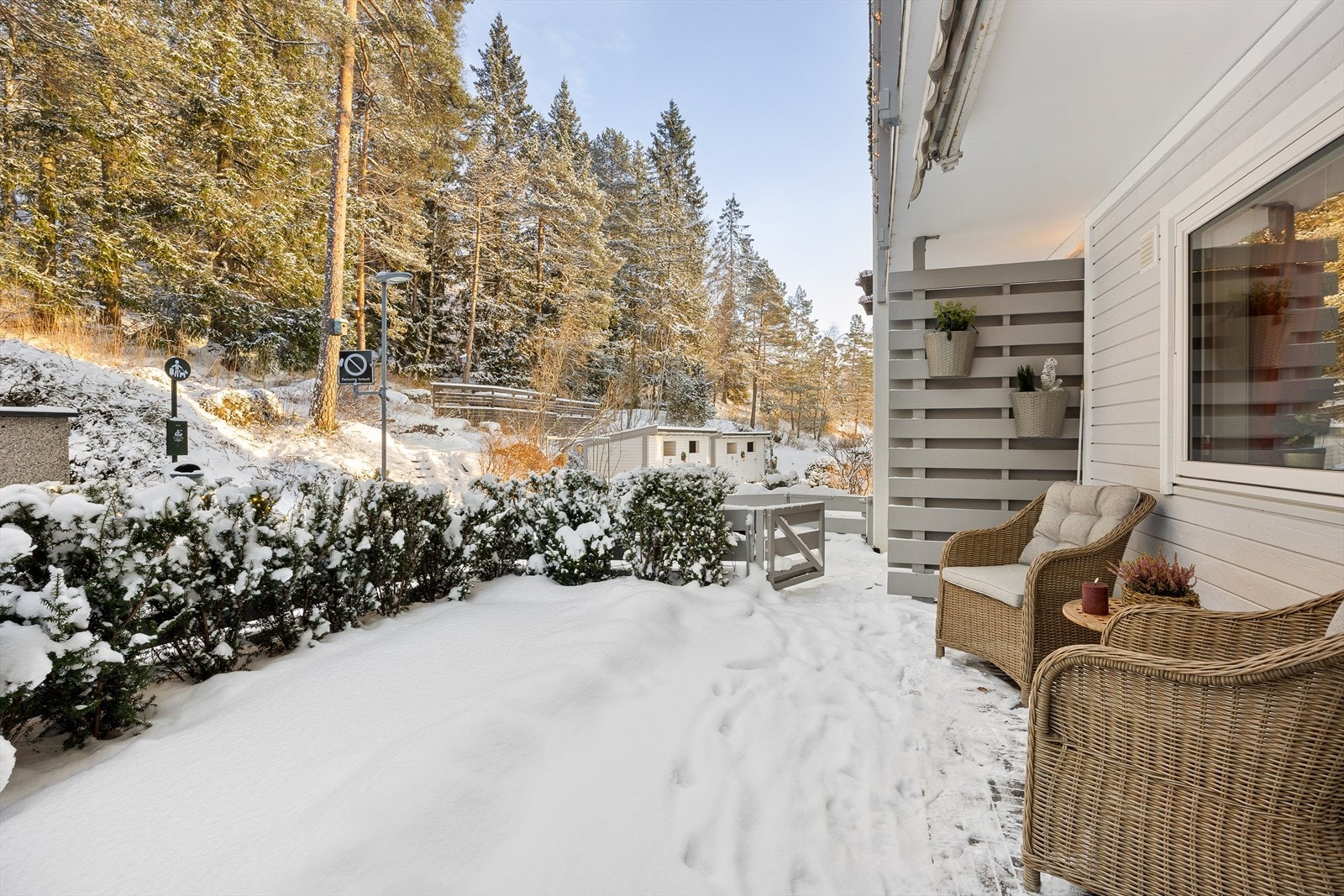 Hagedel utenfor kjøkkenet er perfekt for morgenkaffe i ro og fred, med utsyn til skogsidyll. Galleribilde