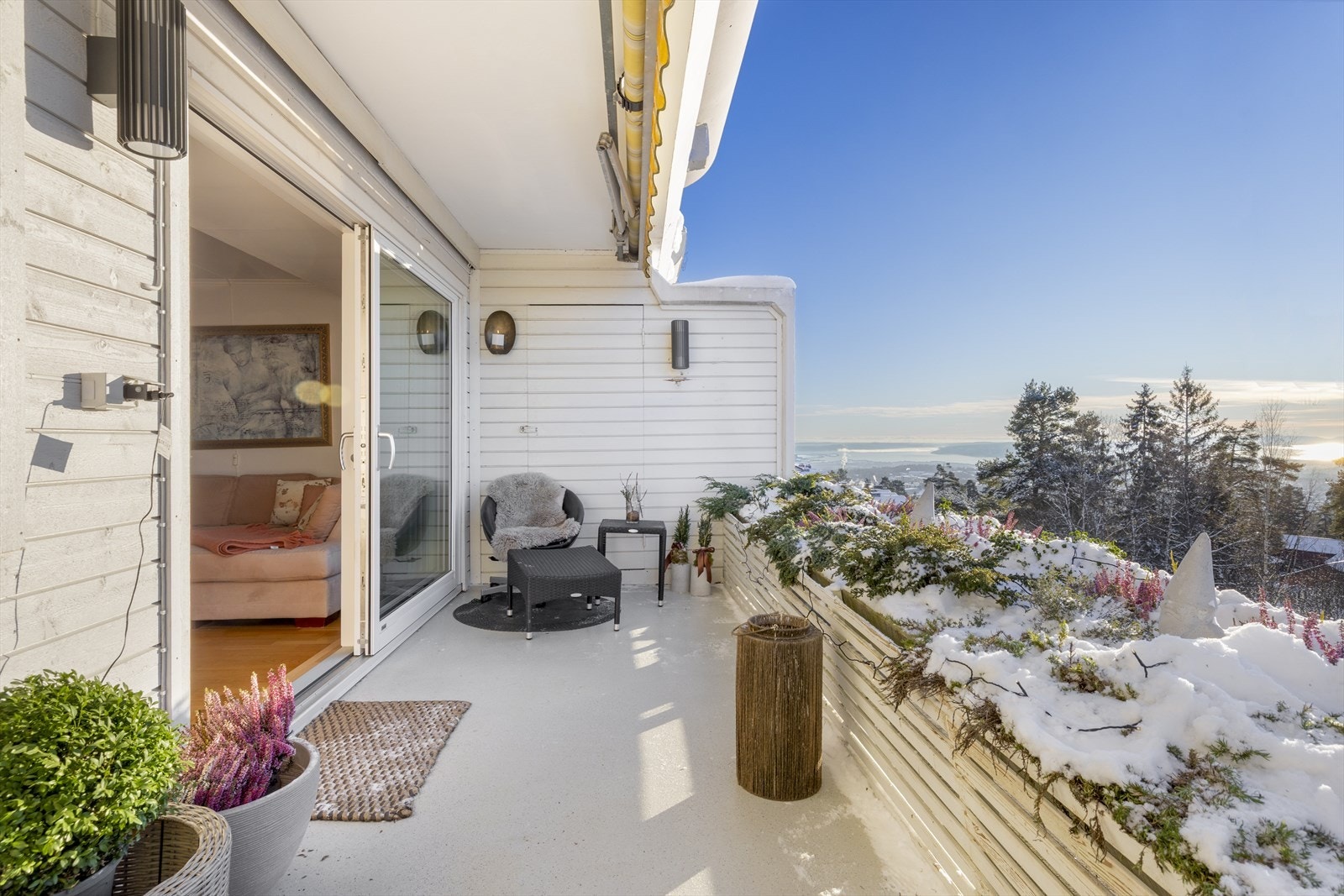 Sydvestvendt, solrik terrasse med nydelig utsikt mot byen, marka og helt til fjorden. Galleribilde