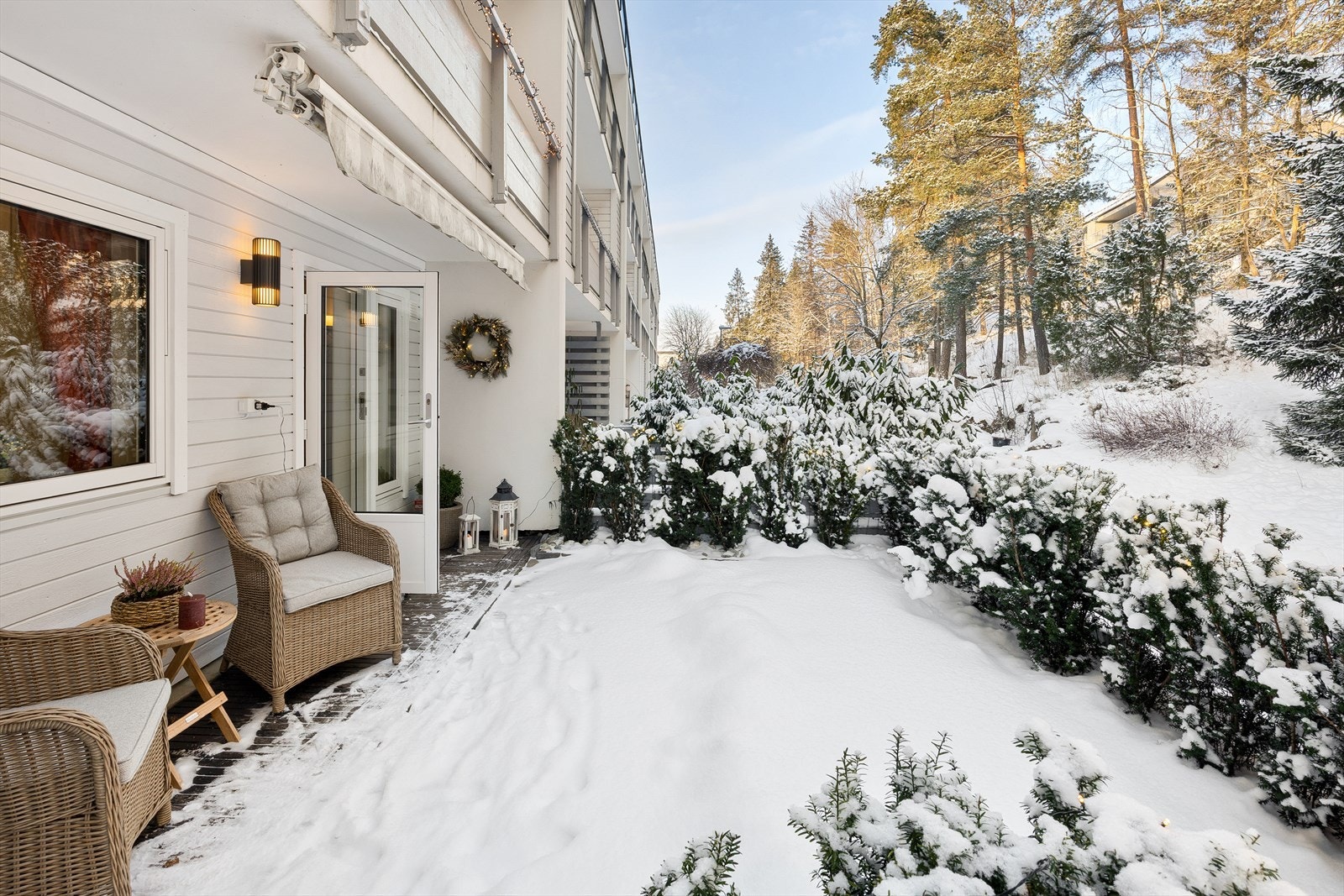 Fra kjøkkenet har du direkte utgang til liten hagedel. Her kan du spenne på deg skiene ved kjøkkenveggen. Galleribilde