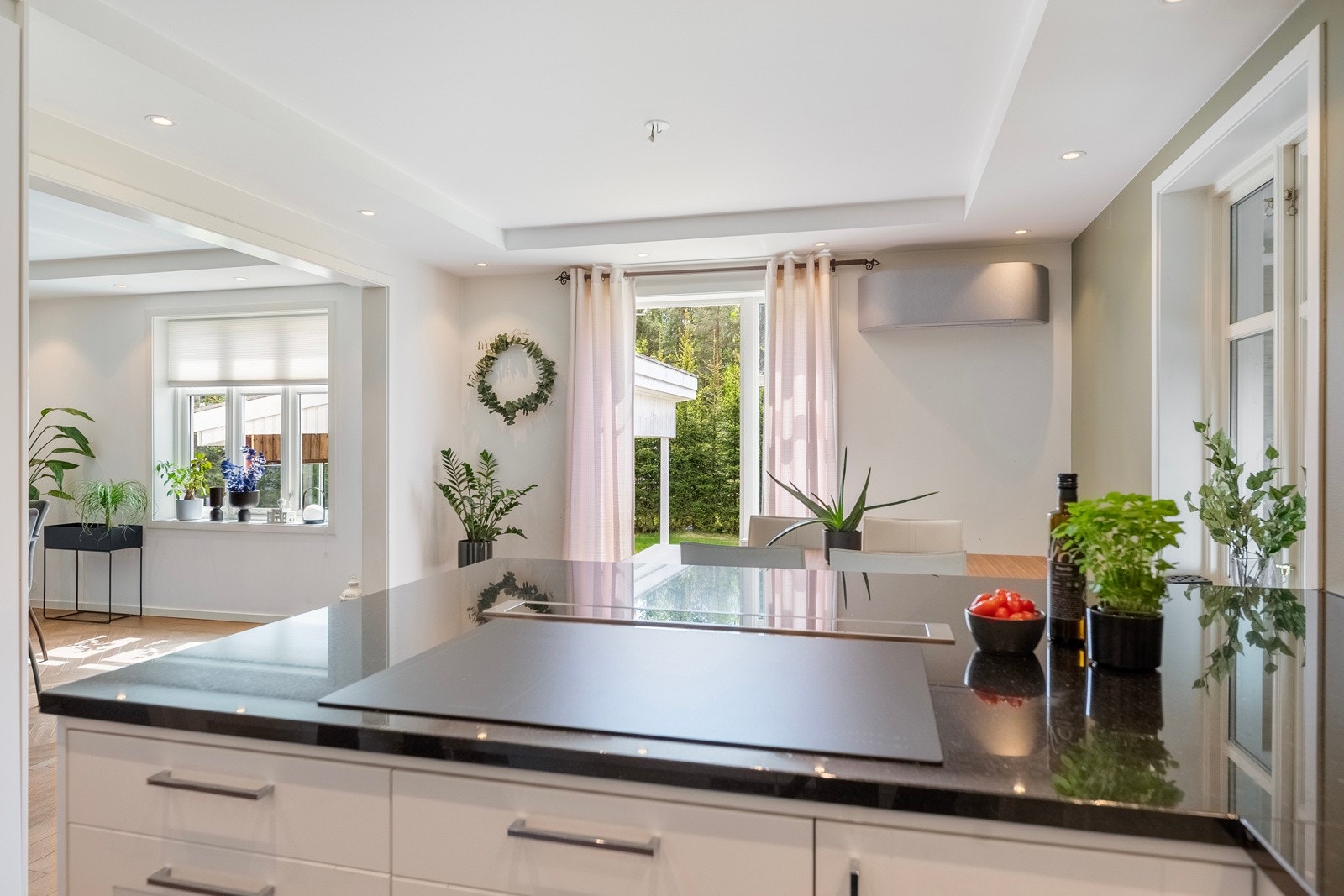 Kjøkkenet er av svært god størrelse og har direkte utgang til hagen. Galleribilde