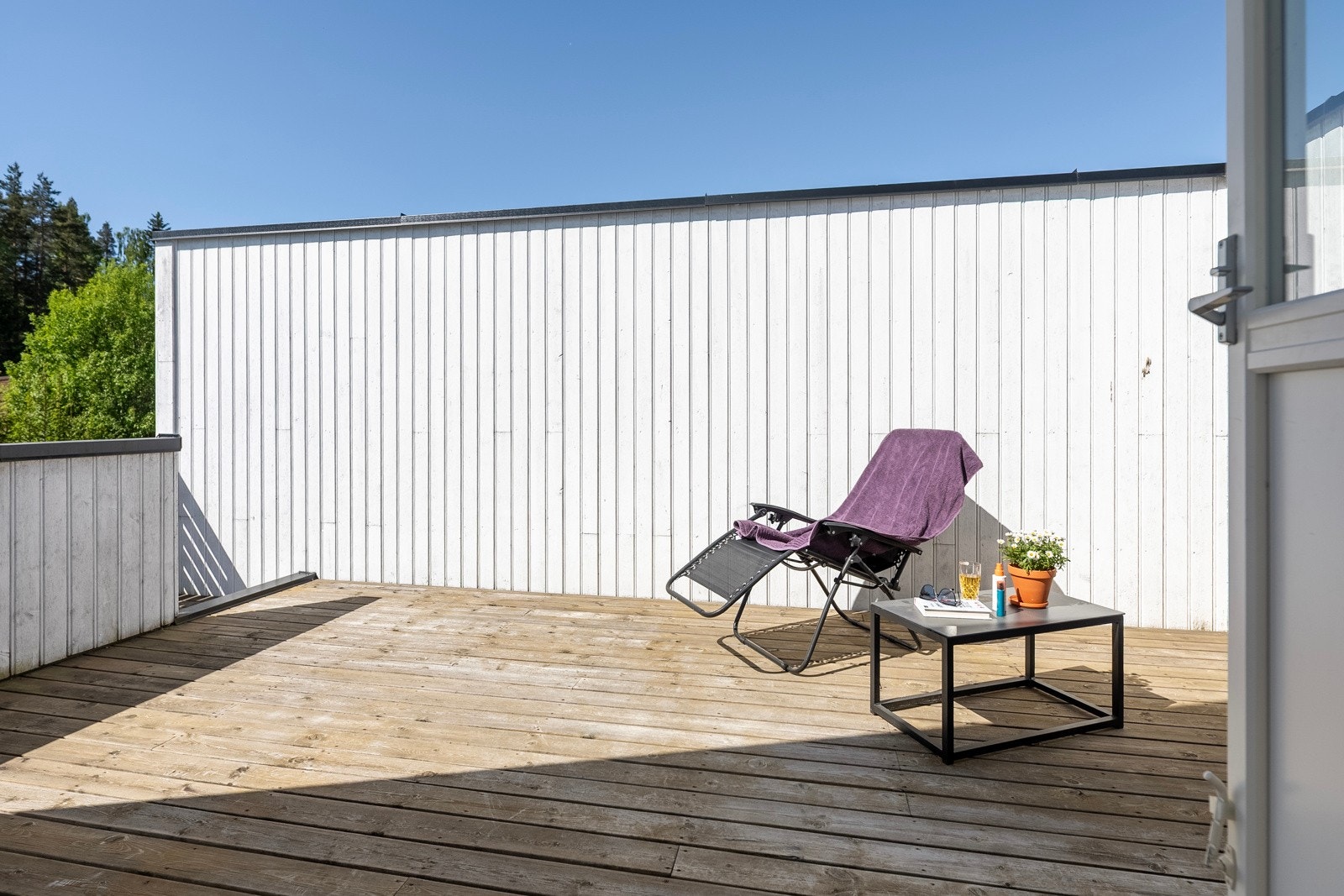 Solrik og usjenert takterrasse mot vest på ca. 20 kvm - Utvendig trapp ned til uteplassen i hagen. Galleribilde