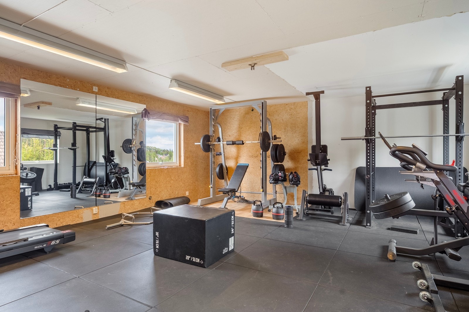 Over garasjen er det etablert et stort og funksjonelt treningsrom. Galleribilde