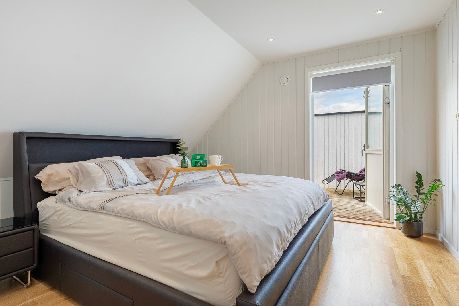 Soverom 1 med utgang til takterrasse og tilgang til eget garderoberom. Galleribilde
