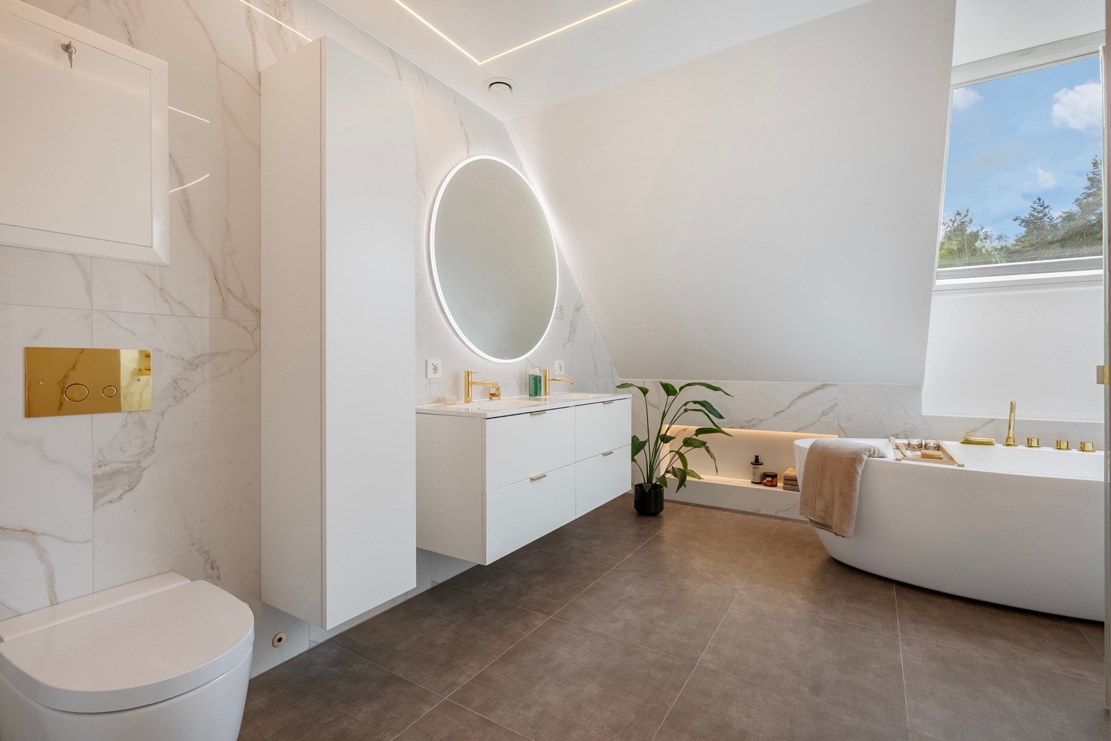 Lekkert bad (2022) med badekar i 2. etasje. Galleribilde