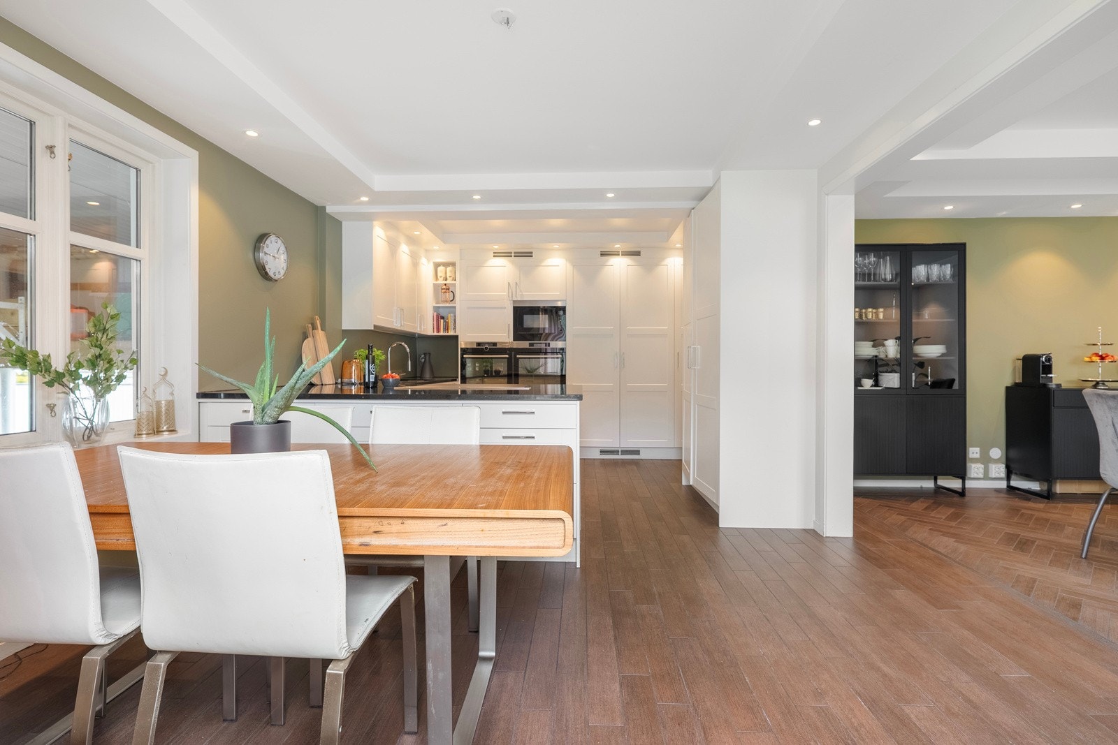 Store vindusflater i to himmelretninger for rikelig med naturlig lysinnslipp. Galleribilde