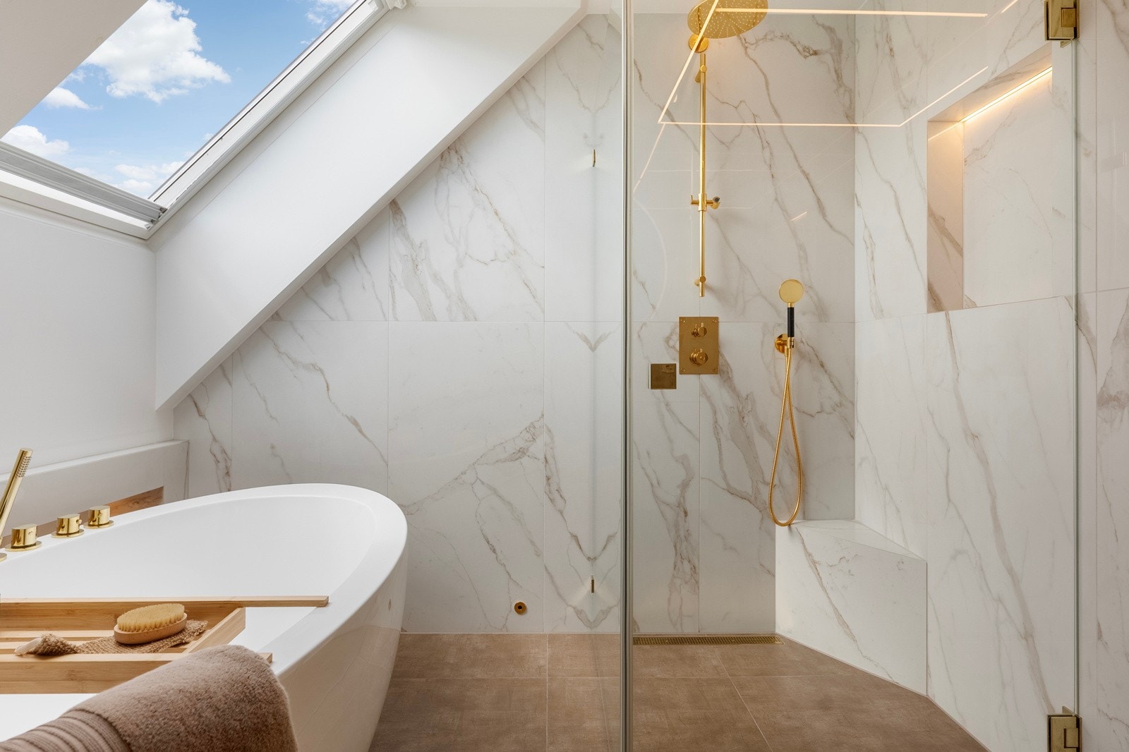 Lekkert bad (2022) med badekar i 2. etasje. Galleribilde