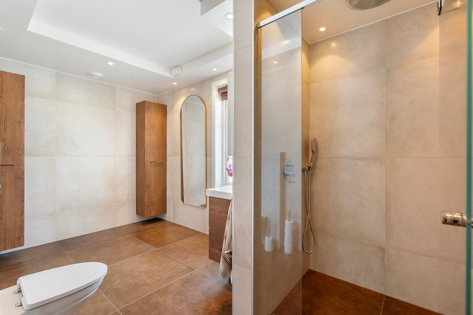 Stort og delikat baderom i 1. etasje med regnfallsdusj. Galleribilde