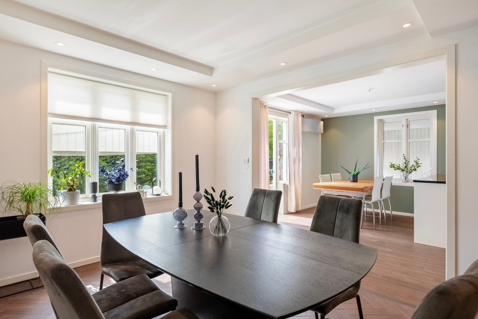 Spisestuen ligger i flukt med kjøkkenet. Galleribilde