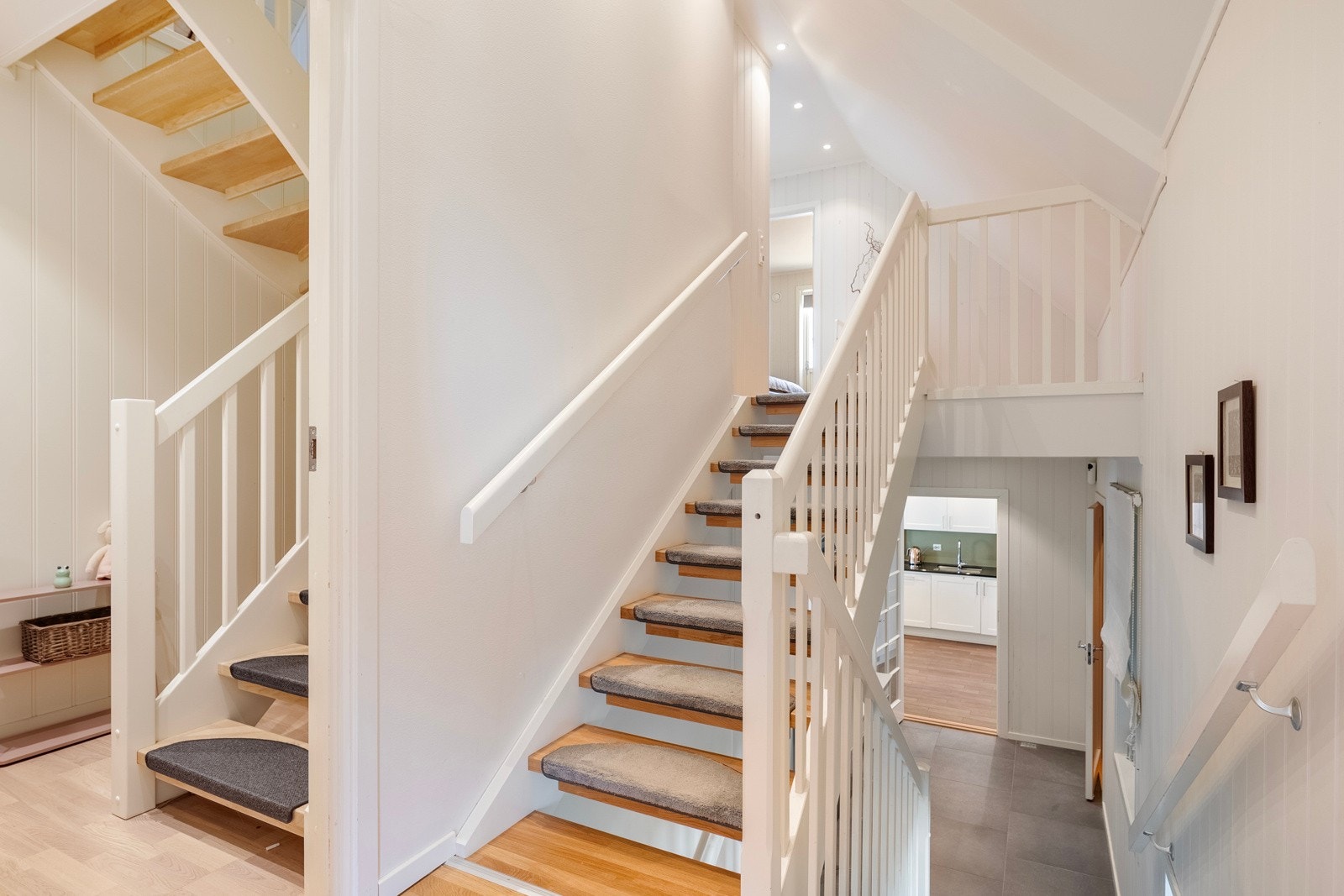 Boligen har bad i 1. og 2. etasje - i tillegg vaskerom og to separate gjeste-wc. Galleribilde