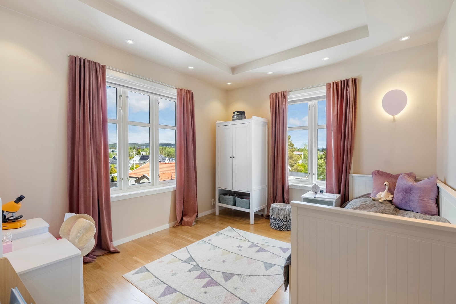 Eiendommen har 5 soverom som alle er av god størrelse. Galleribilde