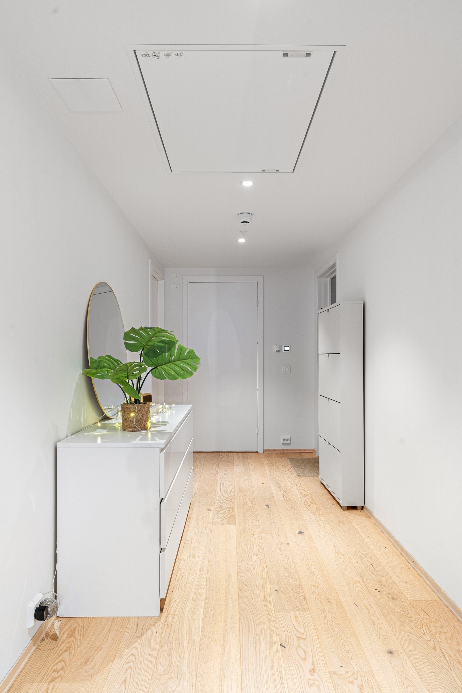 Romslig entrè med god plass for å etablere lekre oppbevaringsløsninger.