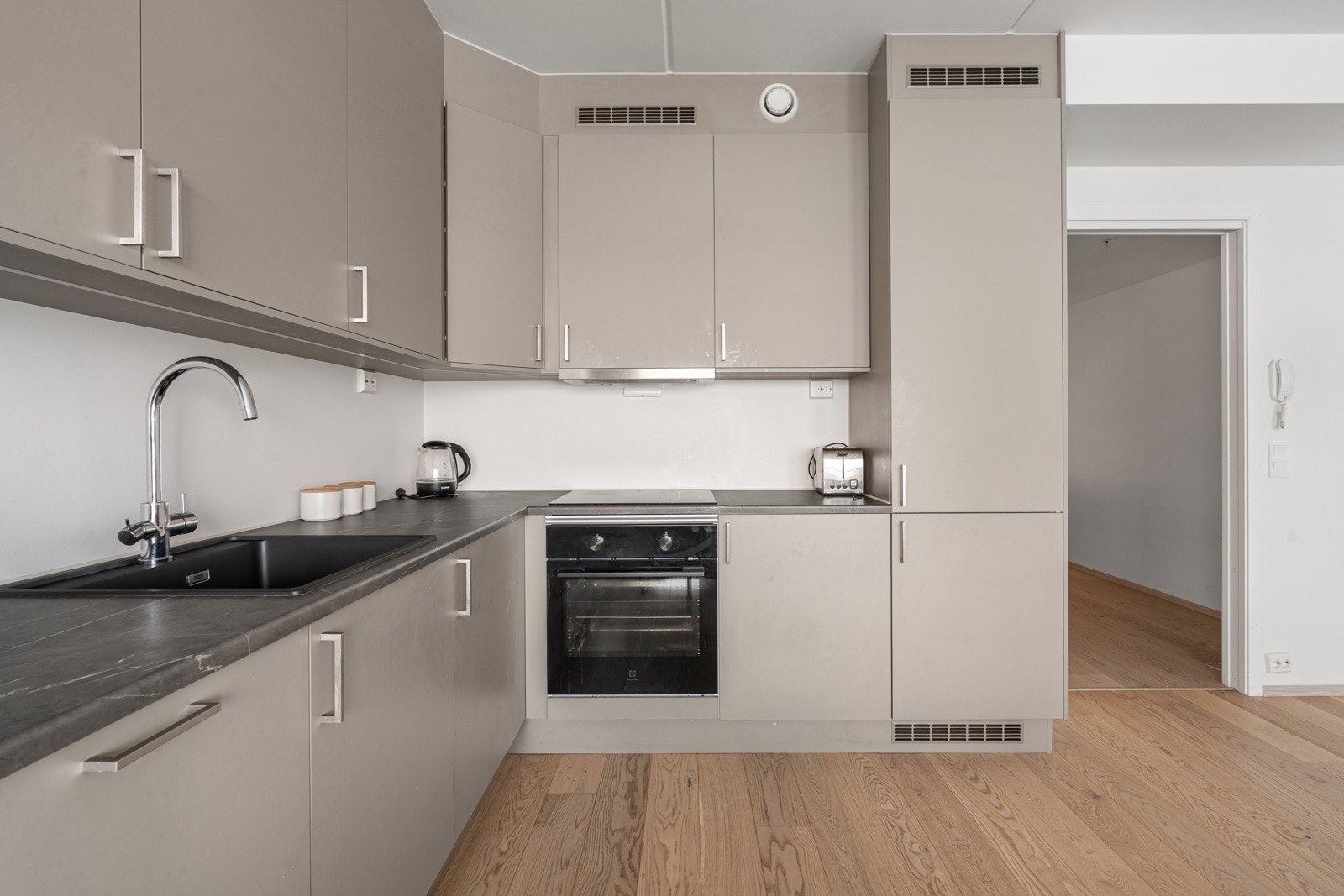 Lekkert kjøkken med mye skap- og benkeplass.