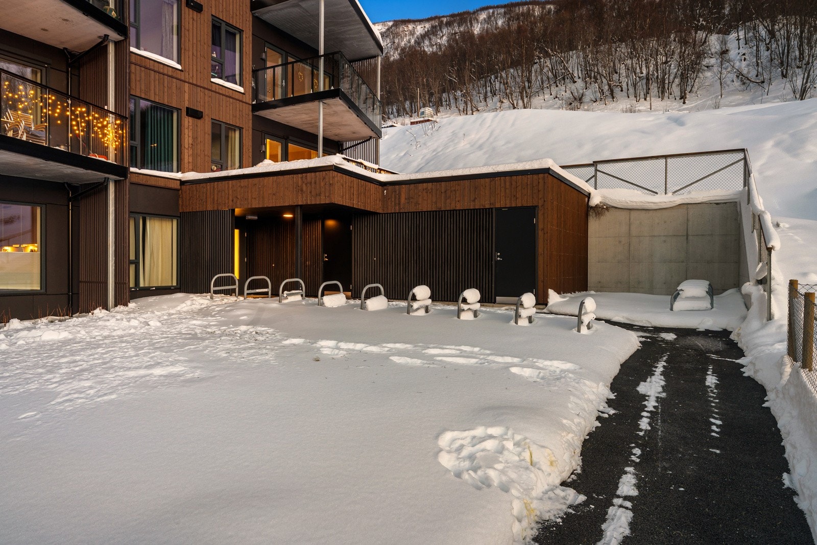 Sykkelparkering ved inngangsparti.