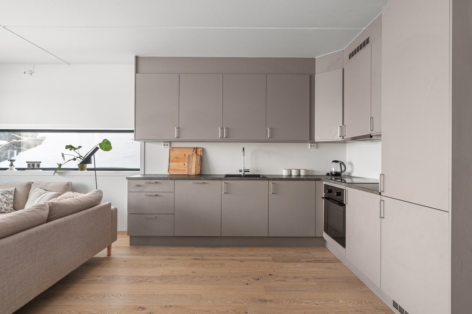 Alt man trenger av integrerte hvitevarer som stekeovn, platetopp, oppvaskmaskin, samt kjøl/frys.