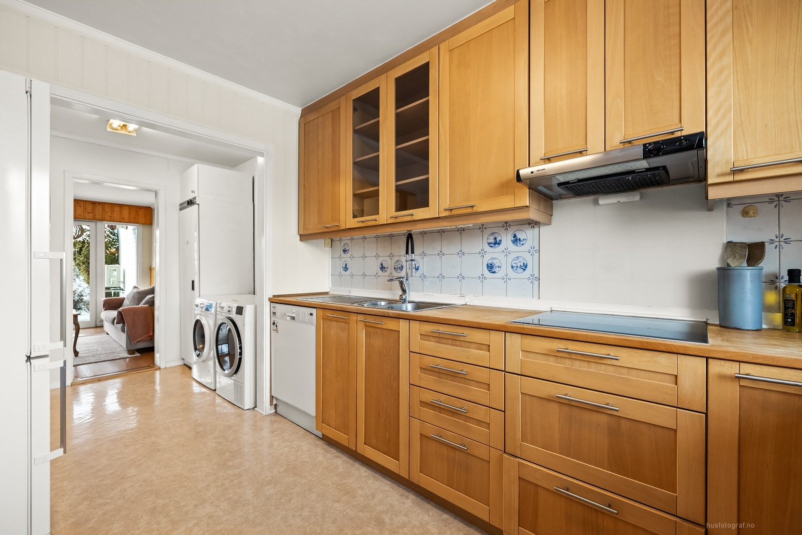 Kjøkken med integrert platetopp og integrert stekeovn Galleribilde