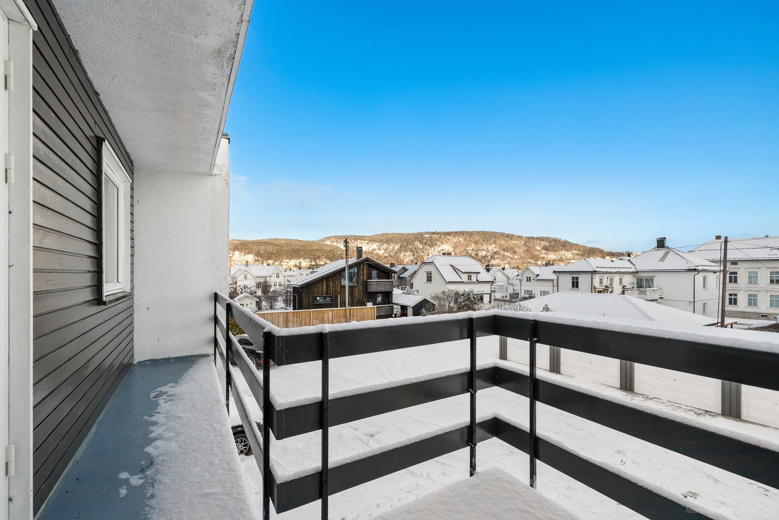 Delvis overbygget østvendt balkong på ca. 9 kvm med malt betonggulv Galleribilde