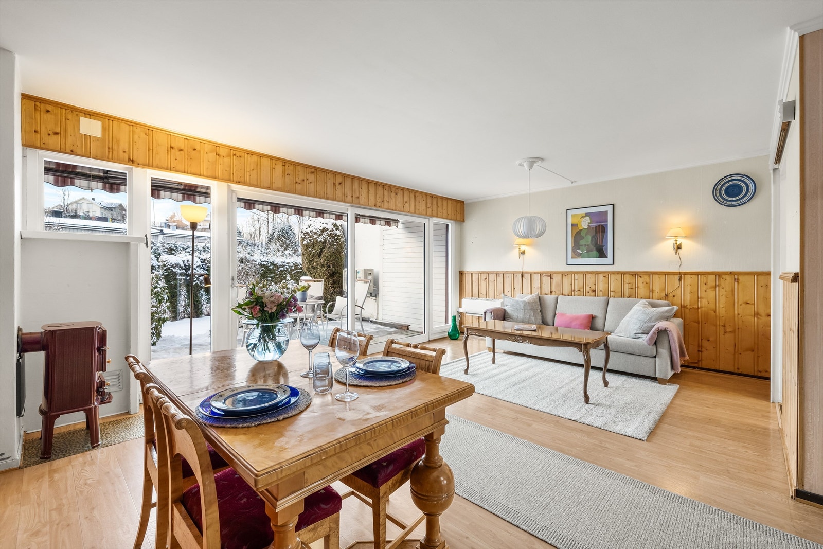 Store vindusflater som gir godt med lysinnslipp Galleribilde