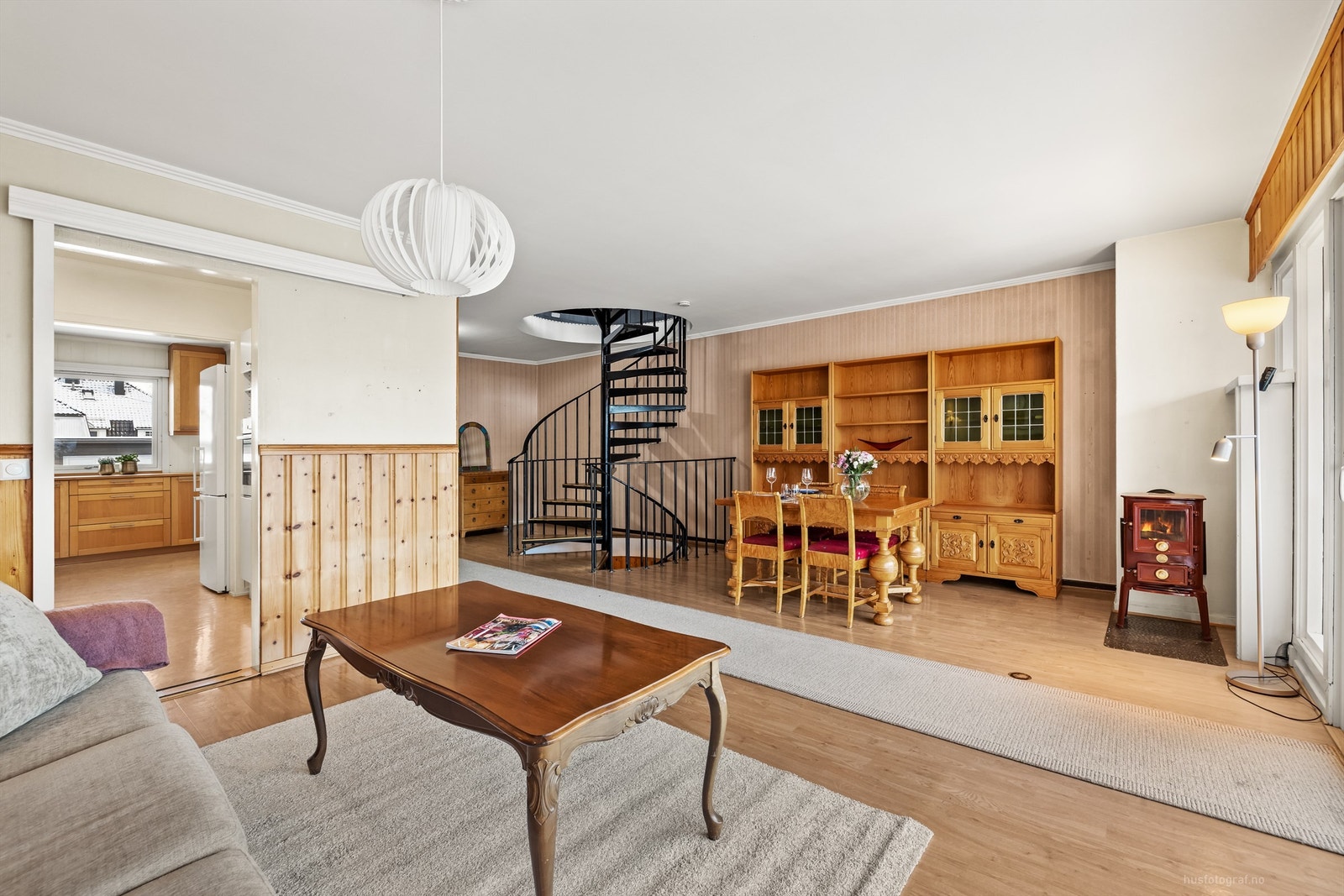 Innvendige overflater i 1. etasje og 2. etasje: Parkett og belegg på gulv. Fliser på gulv i entré. Malt trepanel, tapet og malte vegger. Malt himling. Galleribilde