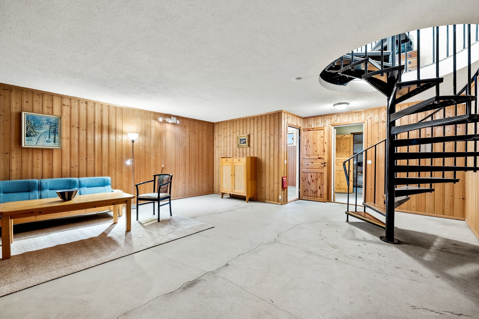 Det er en hyggelig kjellerstue med sofaområde i boligens kjeller - Vinduer i kjellerstue oppfyller ikke de krav som gjelder for et rømningsvindu jf. tilstandsrapporten Galleribilde