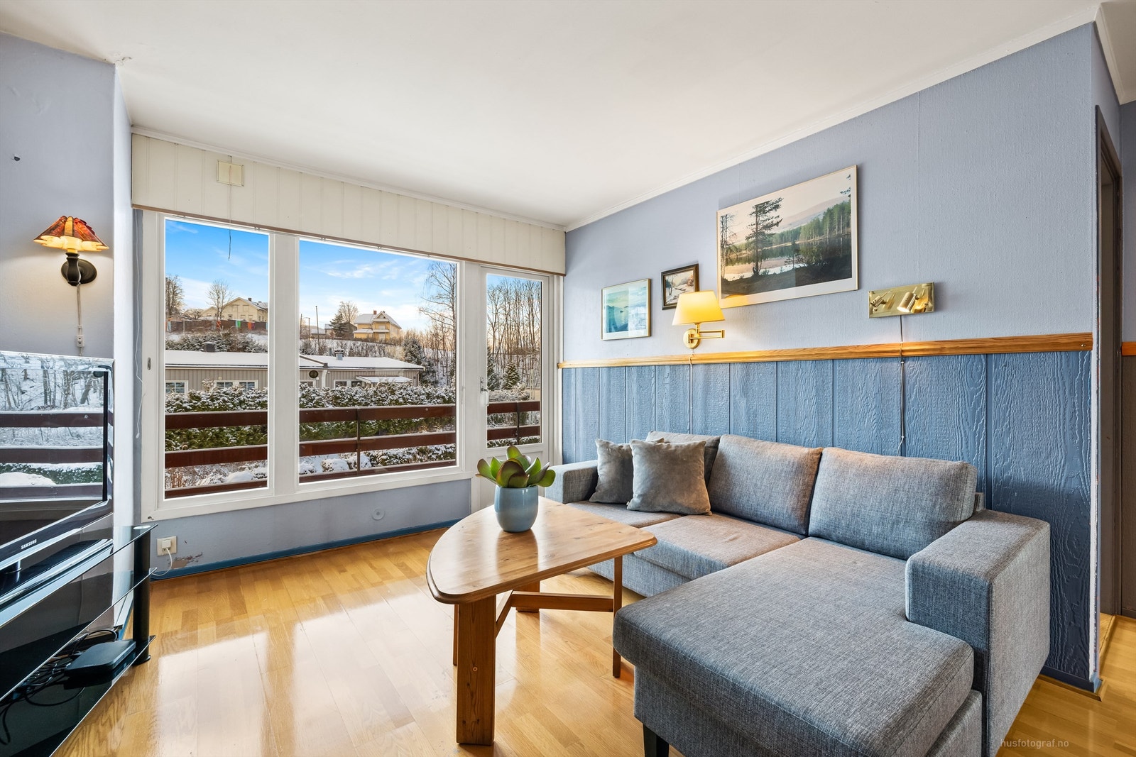 Tv-stuen har utgang til en balkong Galleribilde