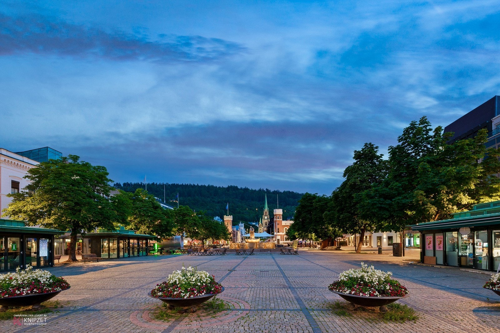 Bragernes Torg kan friste med et stort utvalg av sentrumsfasiliteter som caféer, dagligvareforretninger, restauranter, nisjébutikker m.m. Galleribilde