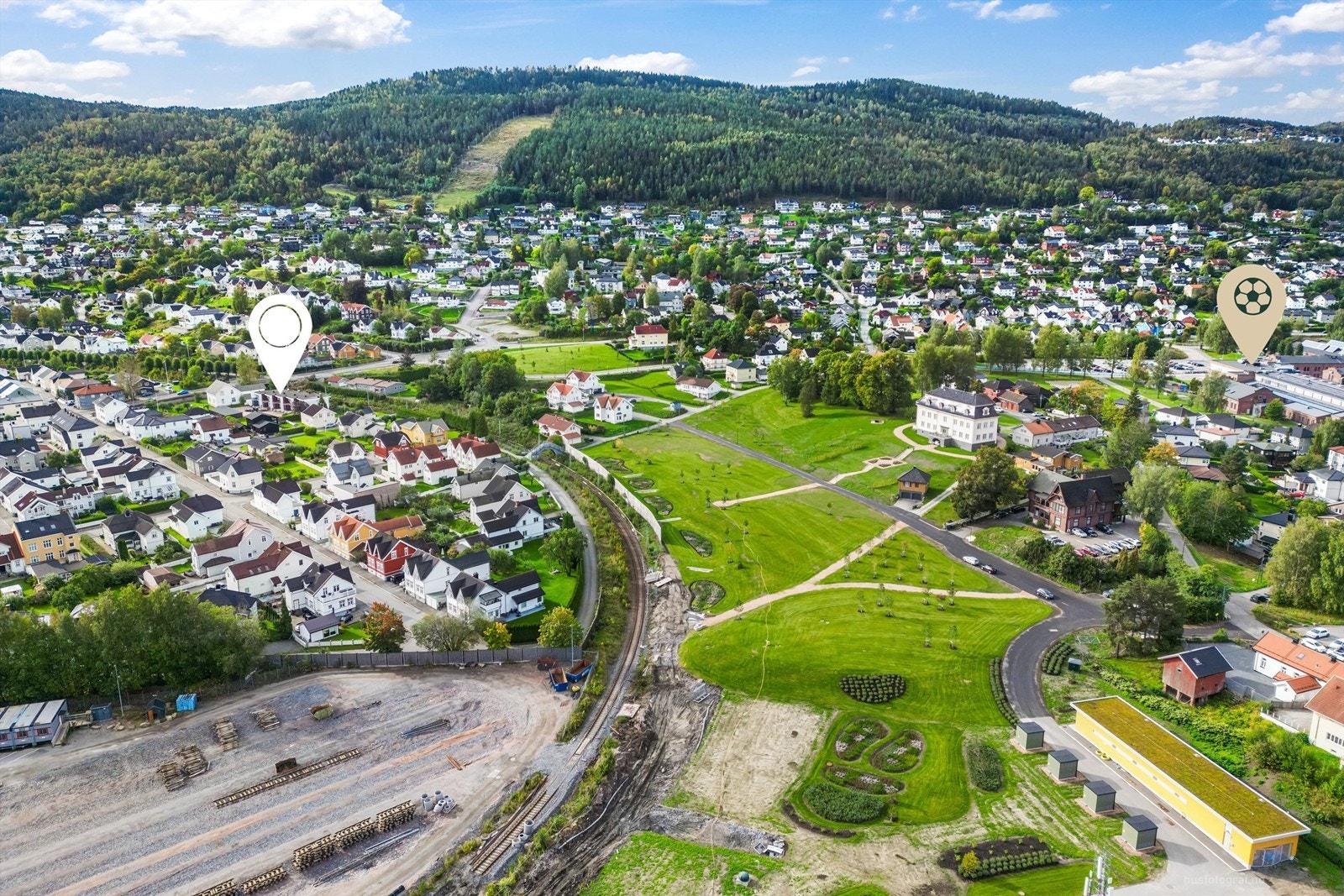 Gode rekreasjonsområder i Strømsåsen, og park under oppføring ved Smithestrøm gård, rett ved boligen, men kanskje like viktig er turveiene langs elva. Galleribilde