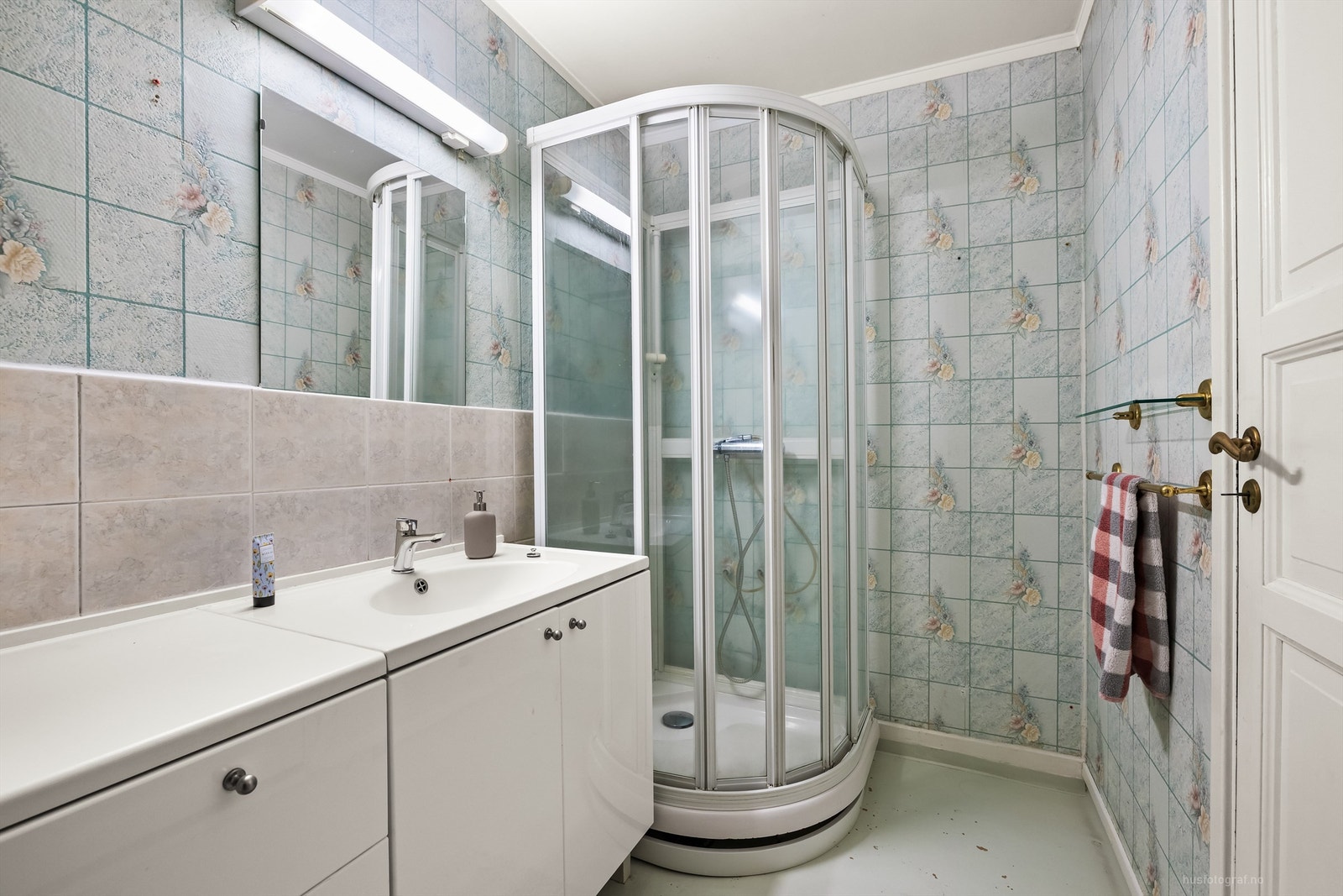 Heldekkende servant over servantskap i hvit og glatt utførelse Galleribilde