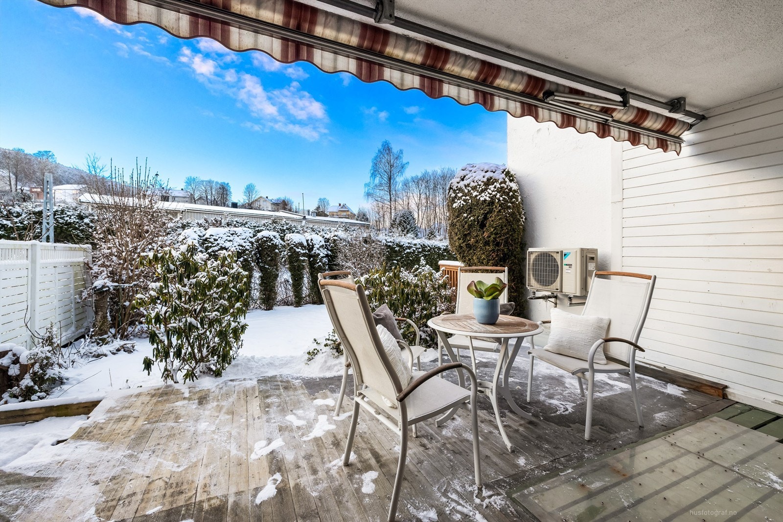 Platting med markise og terrassebord på gulv Galleribilde