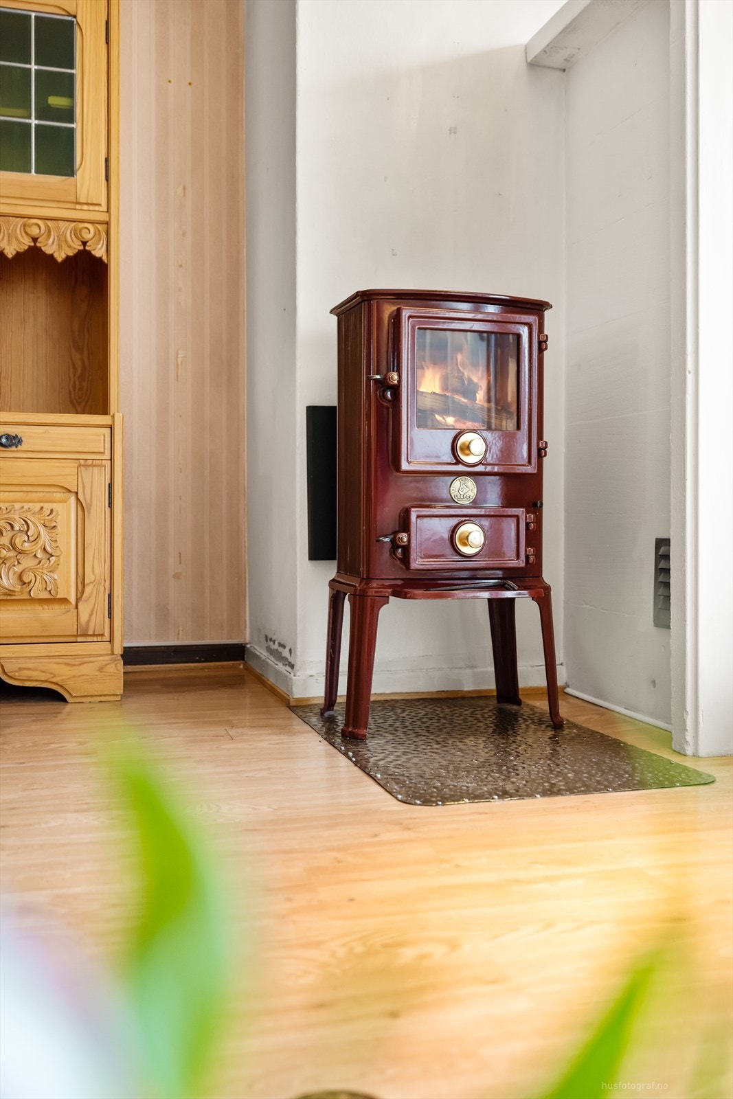 Frittstående vedovn med plate på gulv Galleribilde