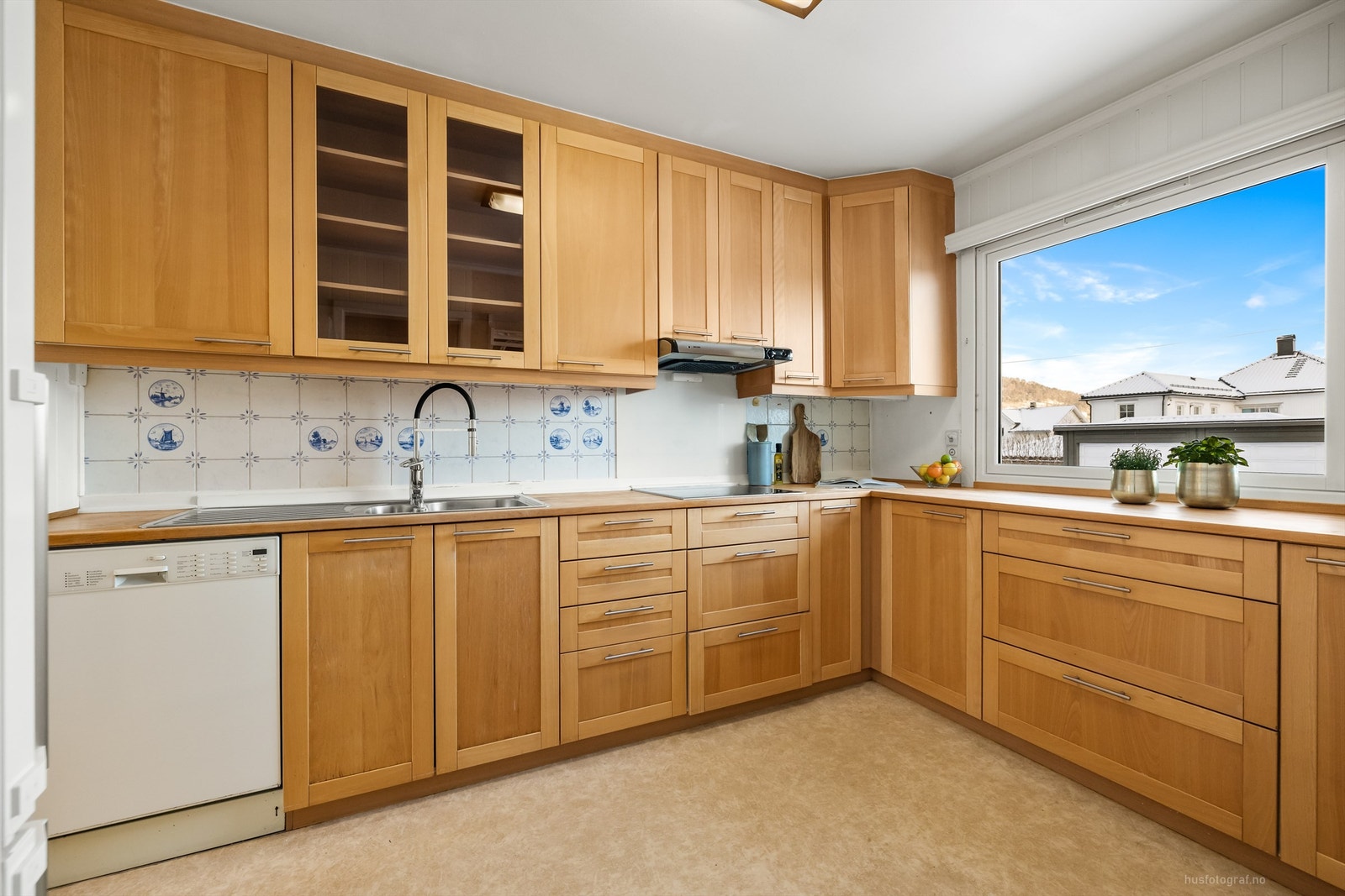 Profilert Inmente-kjøkkeninnredning fra 2003 med over- og underskap samt vitrineskap Galleribilde