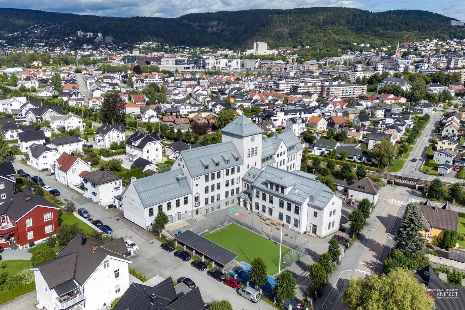 Danvik barneskole ligger ca. 700 m fra eiendommen Galleribilde