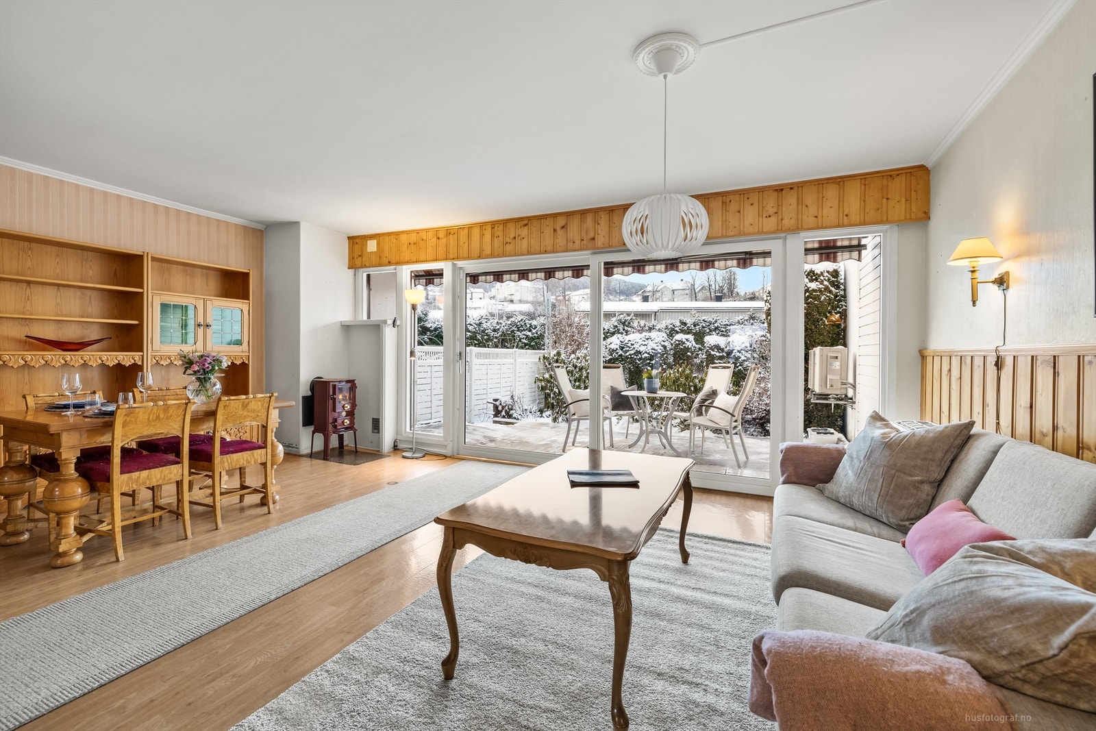 Stue med sofaområde og spiseplass Galleribilde