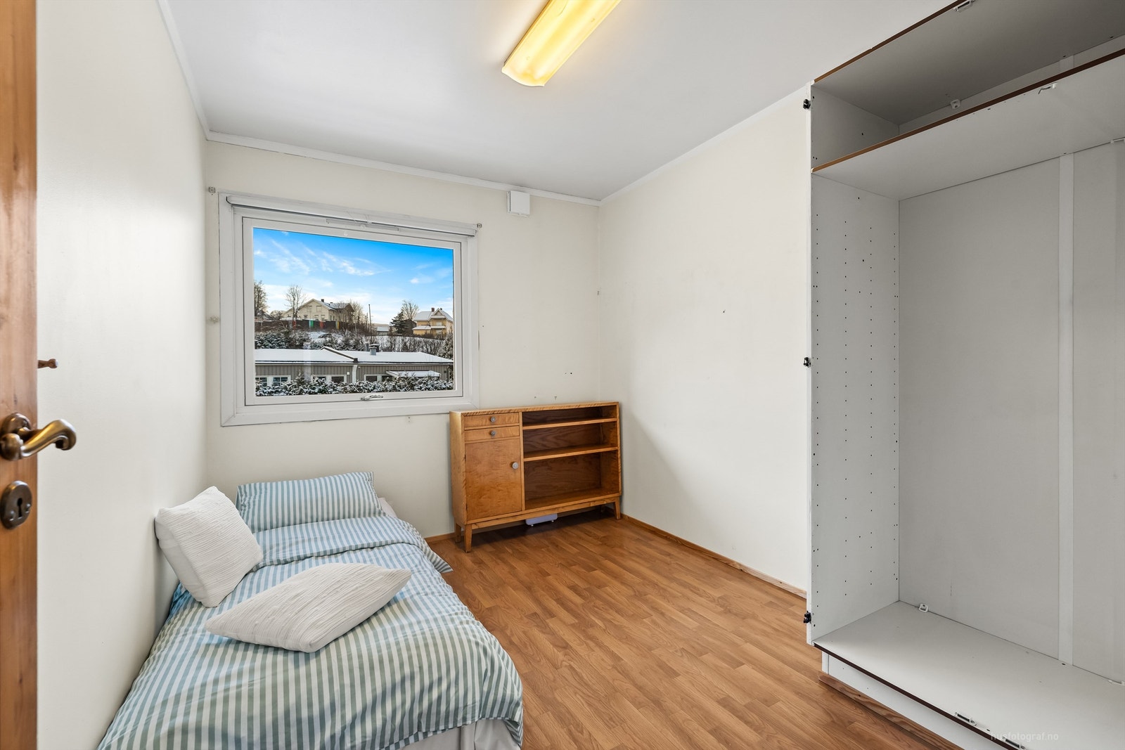 Soverom 3 med åpent garderobeskap i hvit og glatt utførelse Galleribilde