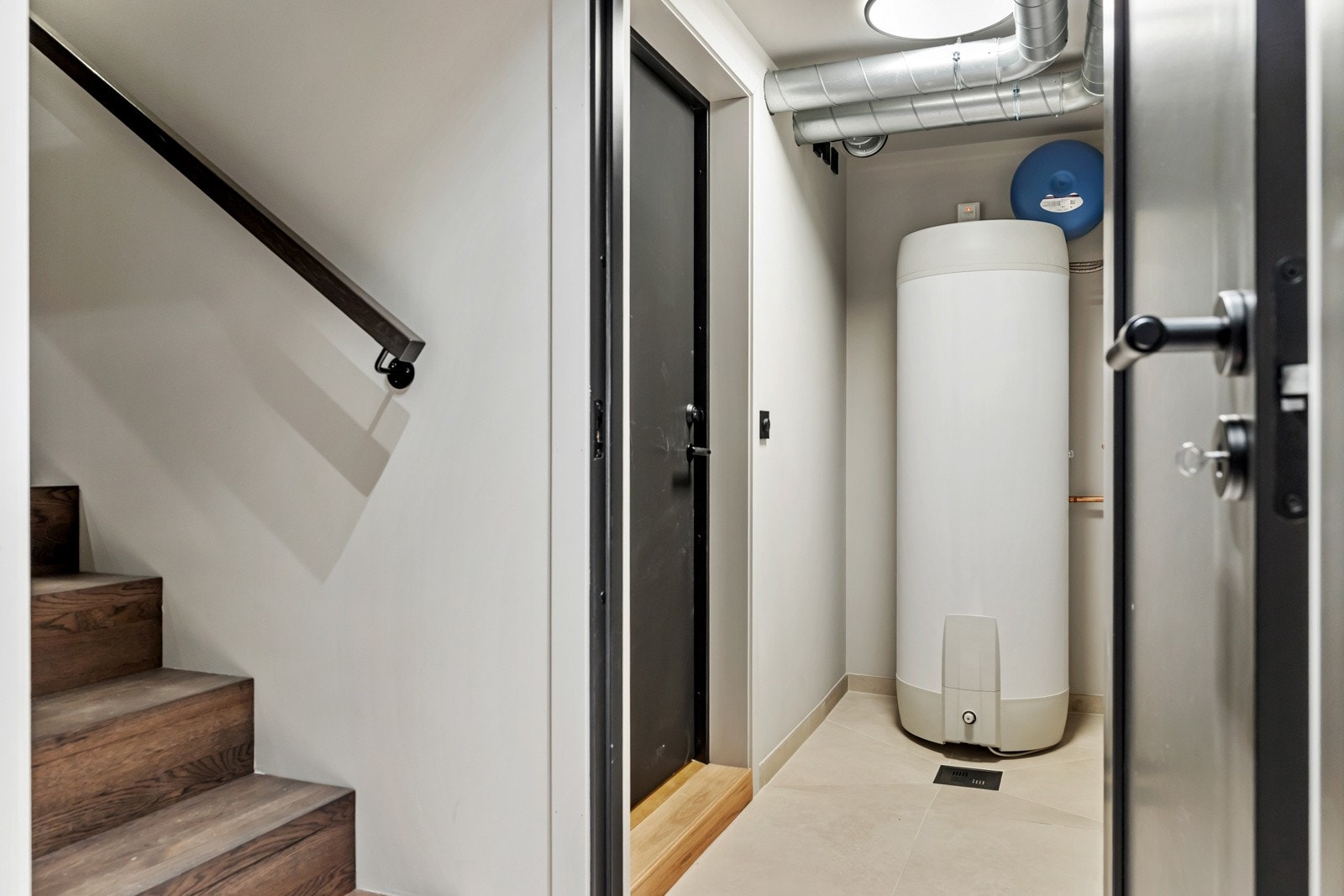 Fra underetasjen har du også direkte adkomst til garasjen med plass til to biler. Galleribilde