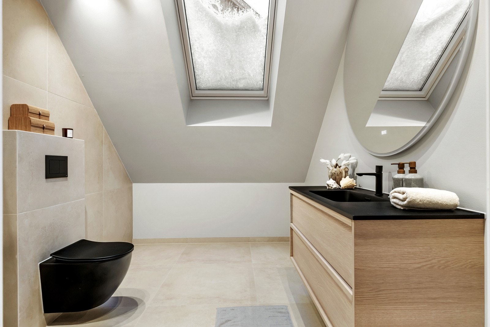 Det andre badet i 2. etasje er tilknyttet gangen og betjener boligens øvrige soverom. Galleribilde