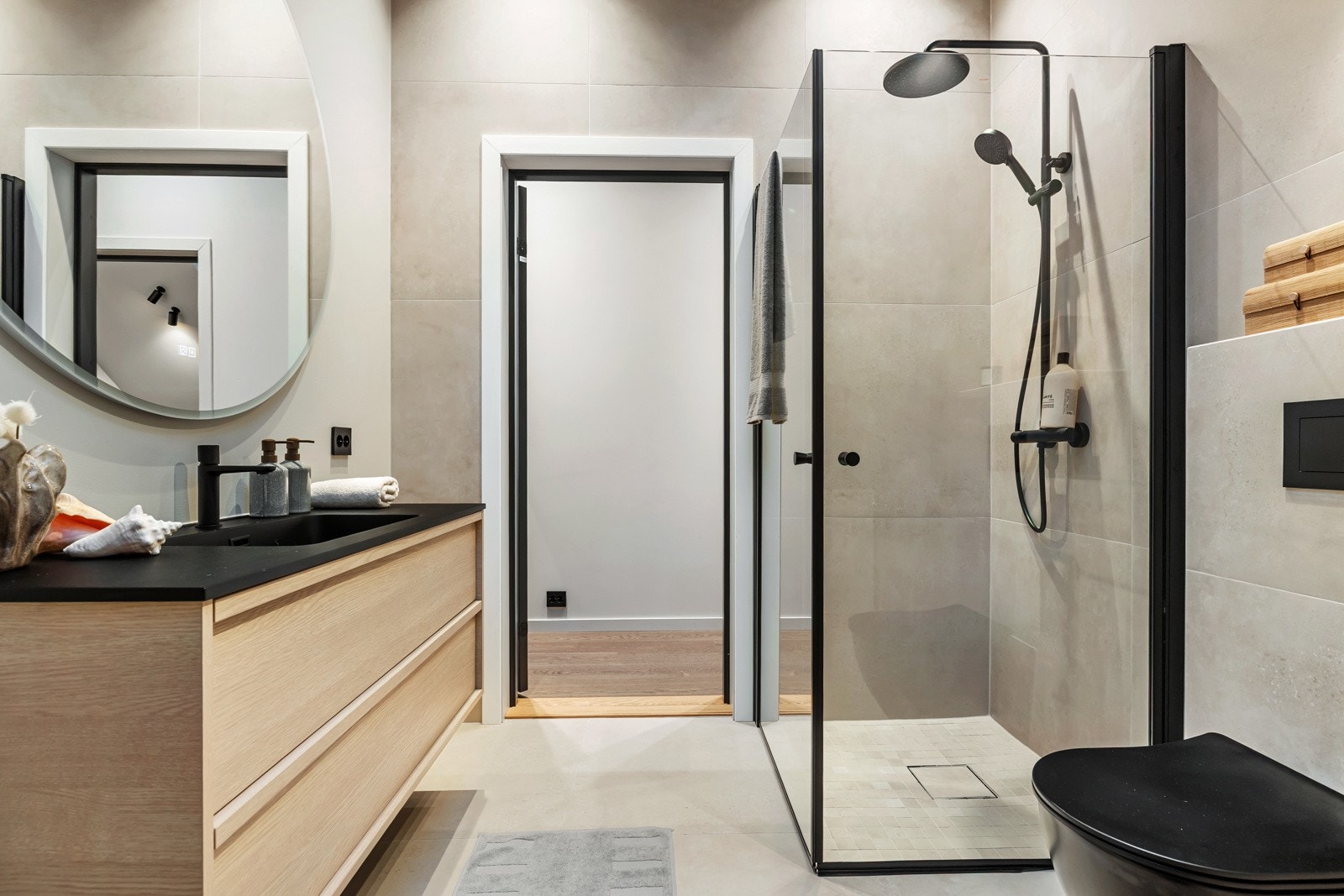 Badet er innredet med et dusjhjørne, vegghengt toalett og moderne servantinnredning. Galleribilde