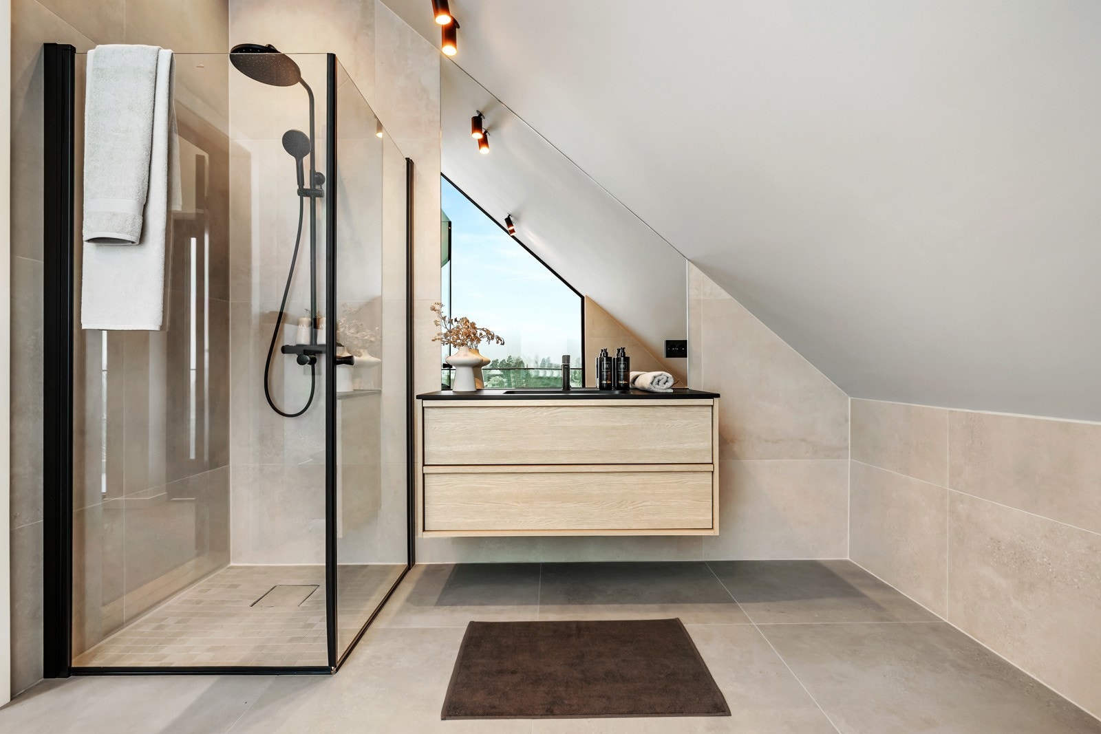 Her finner du dusjhjørne med glassvegger, vegghengt toalett og servant med innredning. Galleribilde