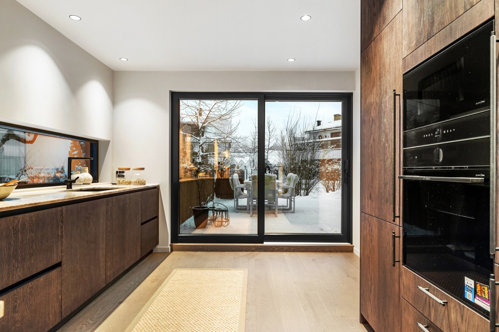 Fra kjøkkenet har du direkte utgang til en romslig vestvendt terrasse Galleribilde