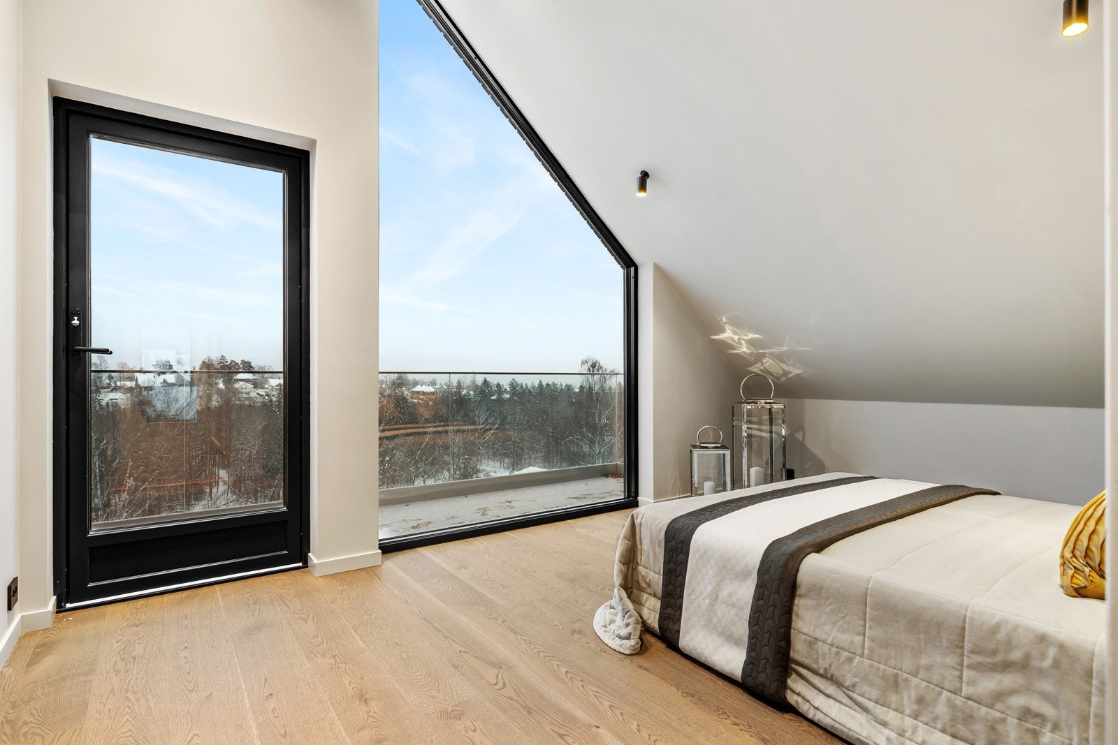 Hovedsoverommet har store vindusflater og utgang til balkong med flott utsikt. Galleribilde