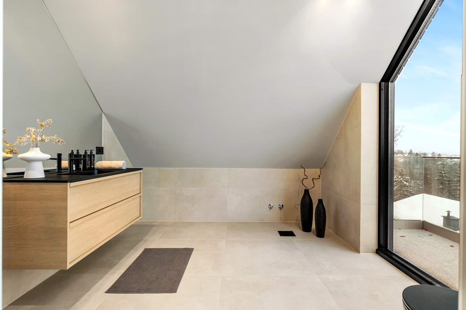 Her er det opplegg for badekar. De store vindusflatene gir et eksklusivt preg og slipper inn rikelig med naturlig lys. Galleribilde
