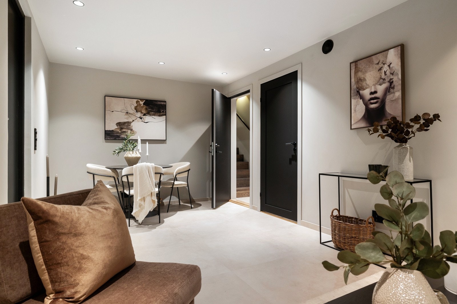 Underetasjen byr på en separat del med egen inngang. Her finner du en romslig stue, et bad og en bod som i dag er innredet som soverom, noe som gir fleksible bruks muligheter. Galleribilde