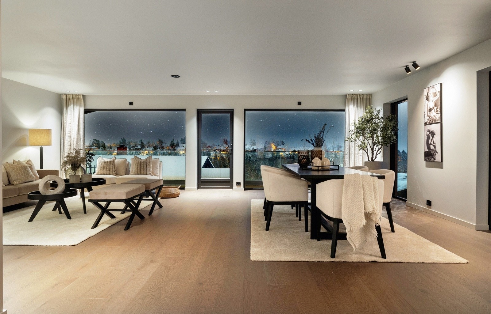 Stuen oppleves som lys og romslig, med god plass til en stor sofagruppe og øvrig møblement. Galleribilde